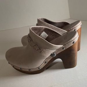 UGG CLOGS SIZE 7
